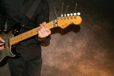 Vaduz, Liechtenstein, 12 Ocak 2022 Fender Stratocaster Richie Sambora marka elektro gitar çalıyor.