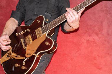 Vaduz, Lihtenştayn, 28 Ocak 2022 Ressam Gretsch Country Classic elektro gitarıyla çalıyor.