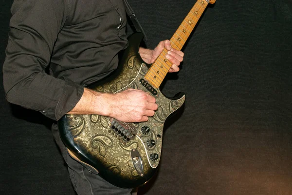 2022年1月12日 リヒテンシュタイン州バズ音楽家はフェンダー ストラトキャスターのリッチー サンボラのサイン入りエレクトリック ギターをブラック ペイズリーで塗装して演奏している — ストック写真