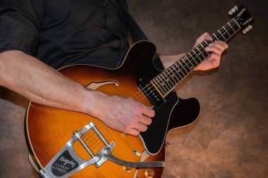 Vaduz, Lihtenştayn, 28 Ocak 2022 ABD yapımı bir Gibson ES-330 elektro gitar çalıyor.
