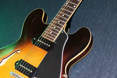 Vaduz, Lihtenştayn, 28 Ocak 2022 Elektro gitar Gibson ES-330 ABD 'de güneş patlaması ürünü çekiminde yapıldı.