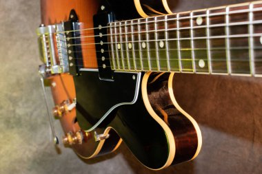 Vaduz, Lihtenştayn, 28 Ocak 2022 Elektro gitar Gibson ES-330 ABD 'de güneş patlaması ürünü çekiminde yapıldı.