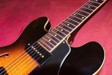 Vaduz, Lihtenştayn, 28 Ocak 2022 Elektro gitar Gibson ES-330 ABD 'de güneş patlaması ürünü çekiminde yapıldı.