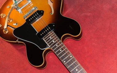 Vaduz, Lihtenştayn, 28 Ocak 2022 Elektro gitar Gibson ES-330 ABD 'de güneş patlaması ürünü çekiminde yapıldı.