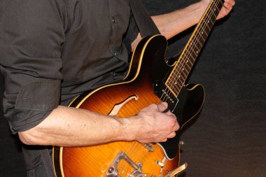 Vaduz, Lihtenştayn, 28 Ocak 2022 Müzisyen, Gibson ES-330 ile ABD 'de güneş patlamasında sahne alıyor.