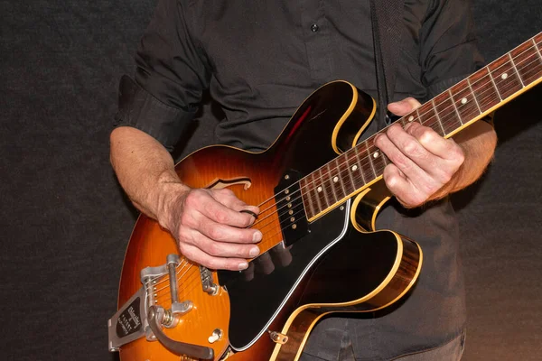 Вадим Января 2022 Артист Играет Электрогитаре Gibson 330 Американского Производства — стоковое фото