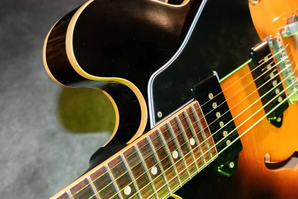 Vaduz, Lihtenştayn, 28 Ocak 2022 Elektro gitar Gibson ES-330 ABD 'de güneş patlaması ürünü çekiminde yapıldı.