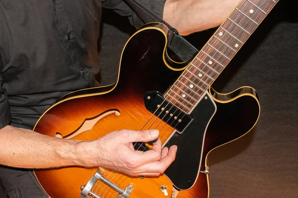 Vaduz Liechtenstein Januar 2022 Musiker Spielt Mit Einer Gibson 330 — Stockfoto