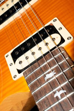 Vaduz, Lihtenştayn, 27 Ocak 2022 PRS SE Santana marka elektro gitarlı Humbucker kamyonet.