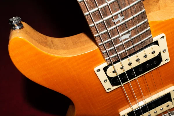 Vaduz, Lihtenştayn, 27 Ocak 2022 PRS SE Santana elektro gitar.