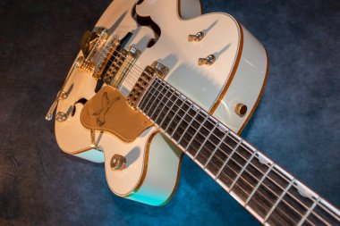 Vaduz, Lihtenştayn, 28 Ocak 2022 Gretsch White Falcon gövde içi boş elektro gitar ürünü.