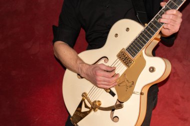 Vaduz, Lihtenştayn, 28 Ocak 2022 Müzisyen Gretsch White Falcon marka, içi boş elektro gitar çalıyor.