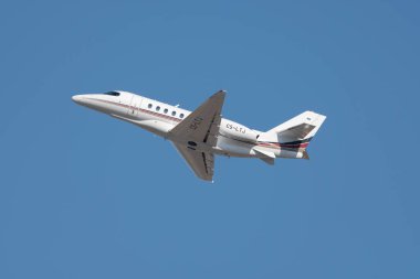 Zürih, İsviçre, 10 Şubat 2022 Cessna 680A Pist 28 'den havalandıktan hemen sonra
