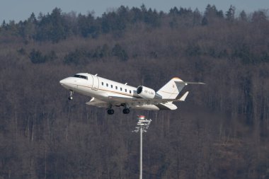 Zürih, İsviçre, 10 Şubat 2022 Bombardıman uçağı 650 Pist 28 'den havalandıktan hemen sonra