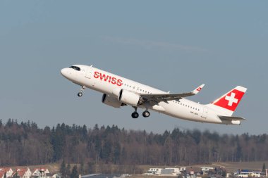 Zürih, İsviçre, 10 Şubat 2022 Swiss International Airlines Airbus A320-271N uluslararası havaalanının 28 numaralı pistinden havalanmaktadır.