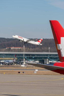 Zürih, İsviçre, 10 Şubat 2022 Swiss Internationa Airlines Bombardier CS-300 uçağı 28 numaralı uluslararası havaalanından kalkıyor.