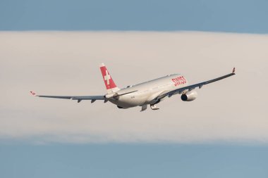 Zürih, İsviçre, 10 Şubat 2022 İsviçre Uluslararası Havayolları Airbus A330-343 Uluslararası havaalanından havalandıktan hemen sonra