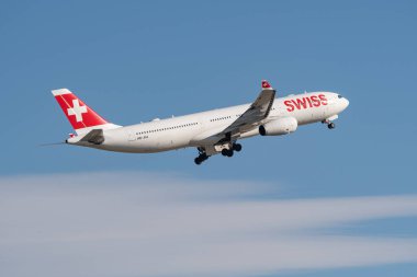 Zürih, İsviçre, 10 Şubat 2022 İsviçre Uluslararası Havayolları Airbus A330-343 Uluslararası havaalanından havalandıktan hemen sonra