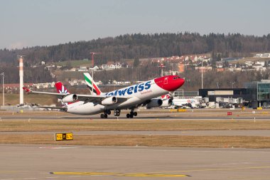 Zürih, İsviçre, 10 Şubat 2022 Edelweiss Air Airbus A340-313 uluslararası havaalanından kalkacak.