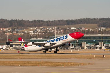 Zürih, İsviçre, 10 Şubat 2022 Edelweiss Air Airbus A340-313 uluslararası havaalanından kalkacak.