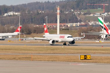 Zürih, İsviçre, 10 Şubat 2022 İsviçre Uluslararası Havayolları Airbus A320-271N uçağı uluslararası havaalanında taksicilik yapıyor.