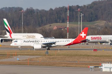 Zürih, İsviçre, 10 Şubat 2022 Helvetic Airways Embraer E190 E2 uçağı uluslararası havaalanında taksicilik yapıyor.