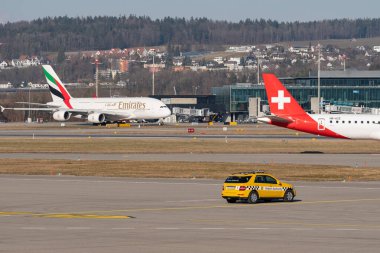 Zürih, İsviçre, 10 Şubat 2022 Emirates Airbus A380-861 uçağı konumuna doğru ilerliyor.