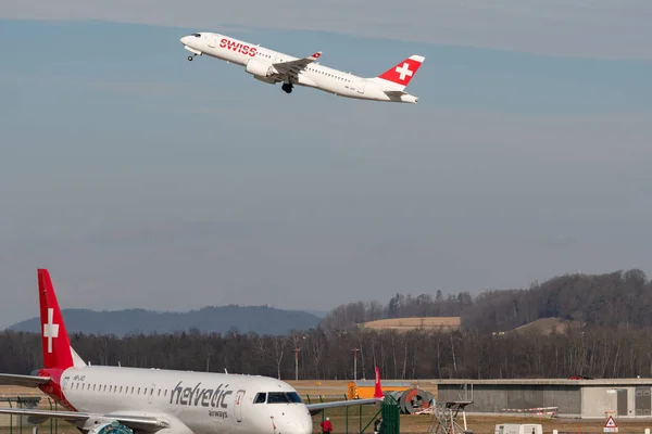 Zurych Szwajcaria Lutego 2022 Swiss Internationa Airlines Bombardier 300 Odlatuje — Zdjęcie stockowe