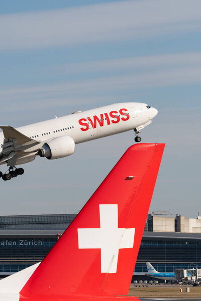 Цюрих, Швейцария, 10 февраля 2022 года Самолеты Swiss International Airlines Airbus A330-343 взлетают с взлетно-посадочной полосы 16 в международном аэропорту
