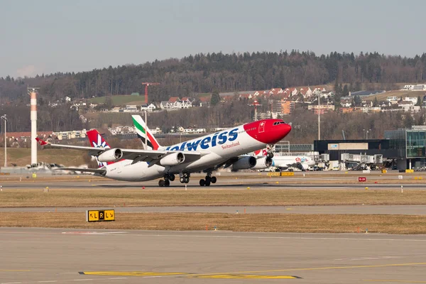 Zürih, İsviçre, 10 Şubat 2022 Edelweiss Air Airbus A340-313 uluslararası havaalanından kalkacak.
