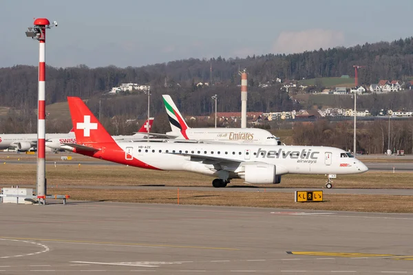 Zürich Schweiz Februari 2022 Helvetic Airways Embraer E190 Flygplan Taxar — Stockfoto