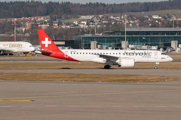 Zurique Suíça Fevereiro 2022 Helvetic Airways Embraer E190 Está Taxiando — Fotografia de Stock