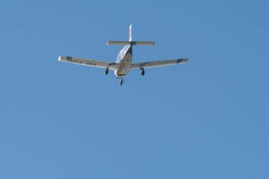 Saint Gallen, Altenrhein, İsviçre, 9 Şubat 2022 Piper PA 28-181 uçağı kalkıyor.