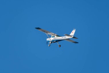 Saint Gallen, Altenrhein, İsviçre, 9 Şubat 2022 Cessna 152 uçak kalkıştan hemen sonra