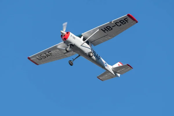 サンガレン アルテンレオリン スイス 2022年2月9日滑走路28から離陸直後のセスナ150機 — ストック写真