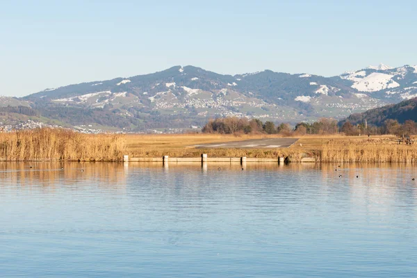 2022年2月13日スイスのWangen Larchen晴れた日に小さな飛行場にチューリッヒの湖を見下ろす — ストック写真