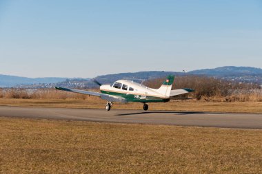 Wangen-Lachen, İsviçre, 13 Şubat 2022 Piper PA-28-181 pervane uçağı küçük bir havaalanından kalkıyor.