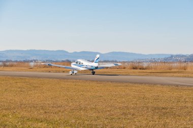 Wangen-Lachen, İsviçre, 13 Şubat 2022 Piper PA-28-181 Archer II küçük bir havaalanında taksicilik yapıyor.