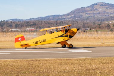Wangen-Lachen, İsviçre, 13 Şubat 2022 Bucker BU-131 çift katlı pervaneli uçak küçük bir havaalanında taksicilik yapıyor.