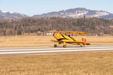 Wangen-Lachen, İsviçre, 13 Şubat 2022 Bucker BU-131 çift katlı pervaneli uçak küçük bir havaalanında taksicilik yapıyor.