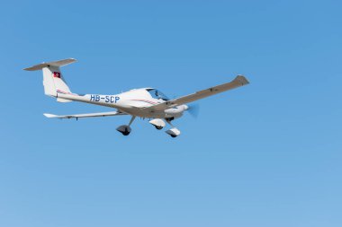 Wangen-Lachen, İsviçre, 13 Şubat 2022 Katana DV-20 pervaneli uçak mavi gökyüzünde