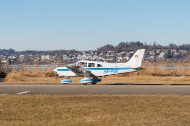 Wangen-Lachen, İsviçre, 13 Şubat 2022 Piper PA-28-161 Warrior II küçük bir havaalanında taksicilik yapıyor.