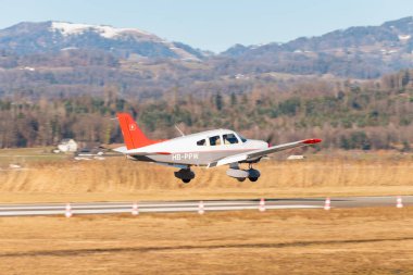 Wangen-Lachen, İsviçre, 13 Şubat 2022 Piper PA-28-181 pervane uçağı küçük bir havaalanına inmeden önce kısa devre yaptı.