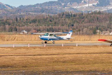 Wangen-Lachen, İsviçre, 13 Şubat 2022 Cessna F152 pervaneli uçak küçük bir havaalanına iniyor.