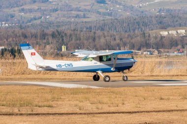 Wangen-Lachen, İsviçre, 13 Şubat 2022 Cessna F152 pervaneli uçak küçük bir havaalanına iniyor.