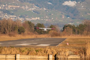 Wangen-Lachen, İsviçre, 13 Şubat 2022 Tecnam P2008 JC uçağı küçük bir havaalanından kalkıyor.