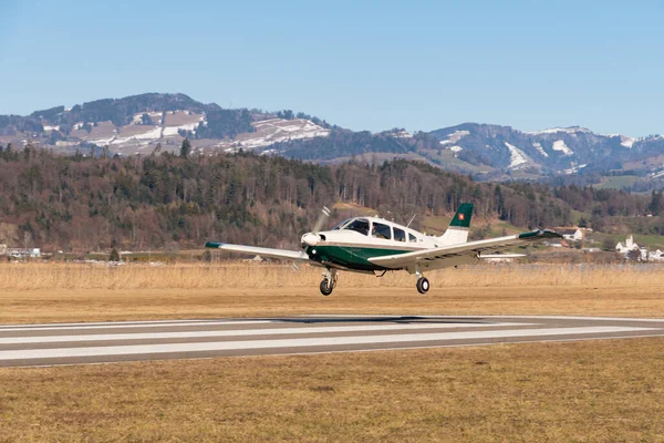 2022年2月13日 瑞士旺根 Lachen Piper 181螺旋桨飞机从一个小机场起飞 — 图库照片