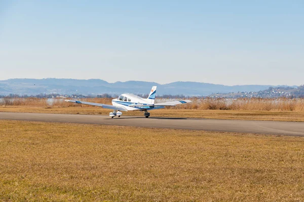 Wangen Lachen Suíça Fevereiro 2022 Piper 181 Archer Está Taxiando — Fotografia de Stock