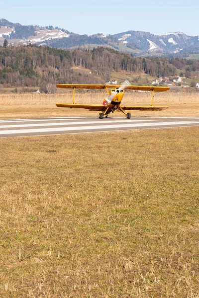 2022年2月13日 瑞士旺根 塔克Bu 131双层螺旋桨飞机在一个小机场滑行 — 图库照片
