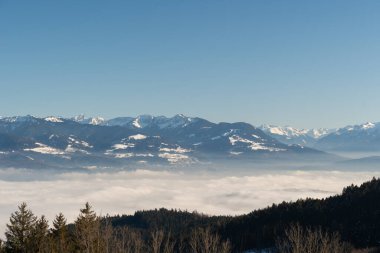 Gais, Appenzell, İsviçre, 26 Ocak 2022 İsviçre ve Avustralya 'nın arka planında Alpler olan Ren Vadisi üzerinde Foggy Günü